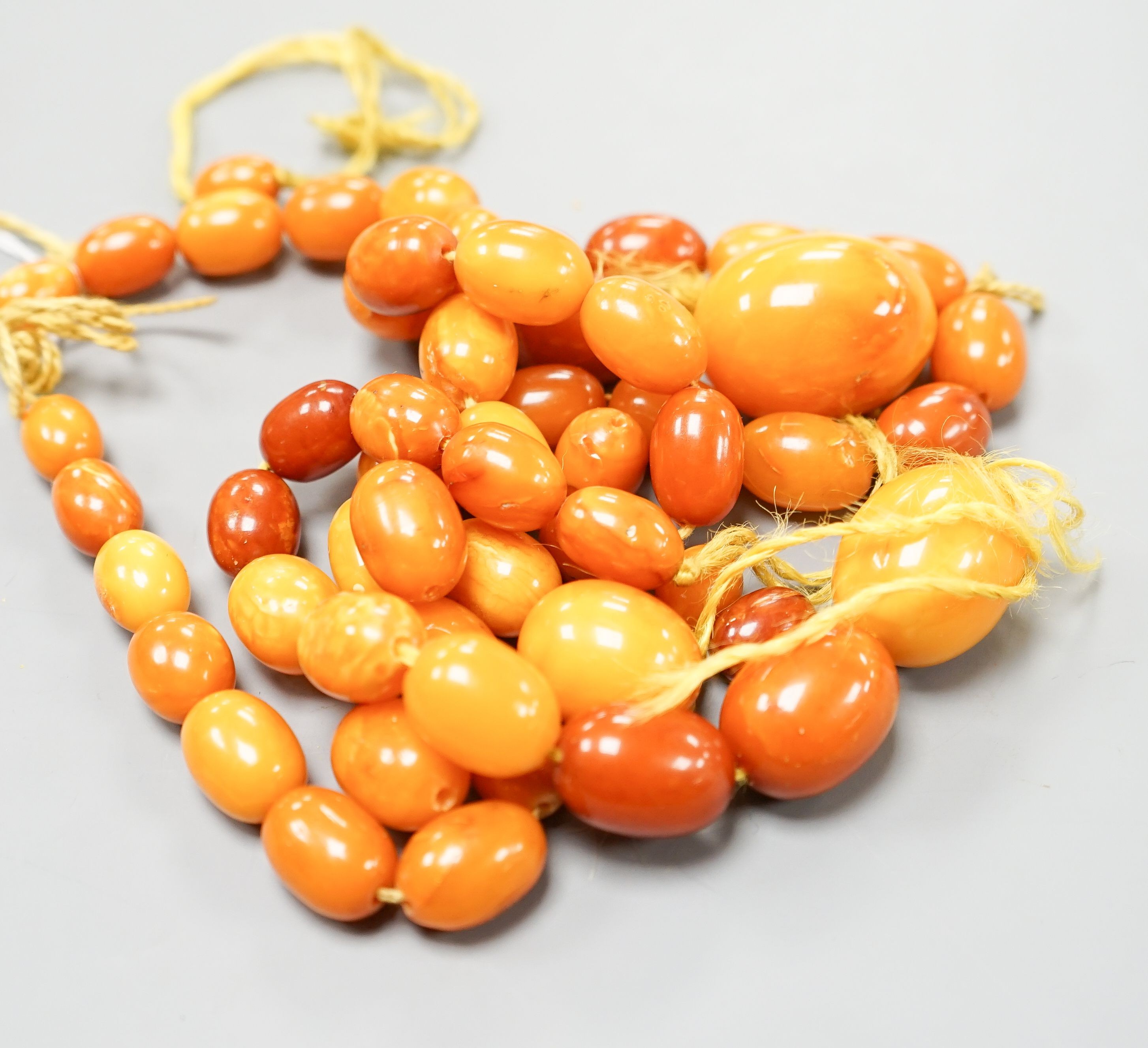 An amber necklace (a.f), gross weight 114 grams.